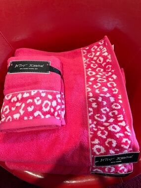 Betsey Johnson Hot Pink Leopard Print Bath & Hand Towel Set